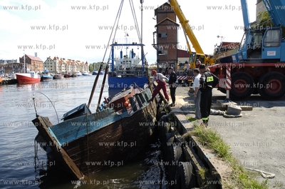 Ustka. Z dna kanalu portowego w Ustce wydobyto wrak...