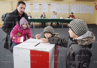 Gdynianie glosowali w Komisji Obwodowej nr 48 w Szkole...