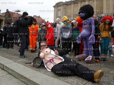 Przed Muzeum Narodowym w Szczecinie, na Wałach Chrobrego...