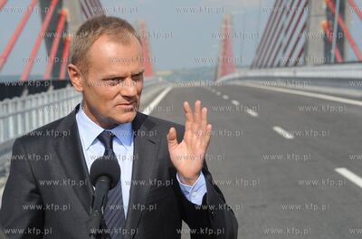Otwarcie mostu w Kwidzynie. Nz. Premier Donald Tusk...