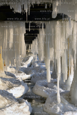 Gdynia Orlowo w zimowej szacie. Oblodzone filary orlowskiego...