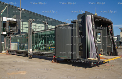 Instalacja rekawow przy terminalu pasazerskim T2 na...