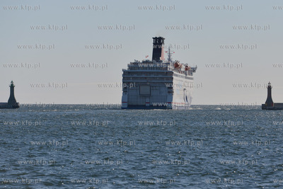 Prom Stena Spirit linii Stena Line wyplywa w rejs do...