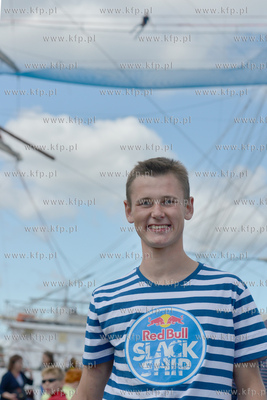 25 metrow nad pokladem Daru Mlodziezy zacumowanym przy...