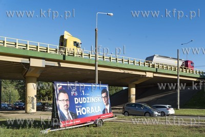 Gdynia Dąbrowa. Mobilny billboard wyborczy Marka Dudzińkiego...