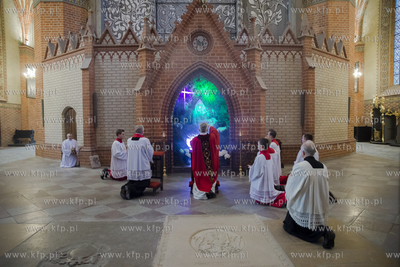 Z powodu pandemii koronawirusa wierni nie mogą uczestniczyć...