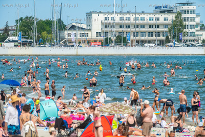 Upalna sobota na plaży miejskiej w Gdyni 15.07.2023...
