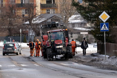Suchaninoi. Interwencujne łatanie dziur w drodze po...