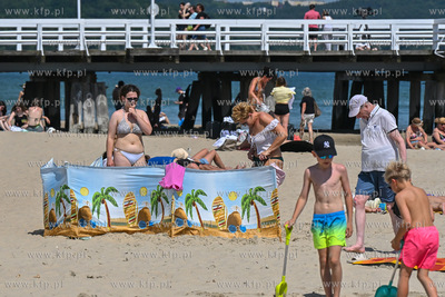 Sopot. Plaża. Upalny weekend spowodował liczne przybycie...