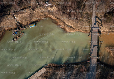 Nz smugi zoltej zawiesiny przedostajacej sie do rzeki...