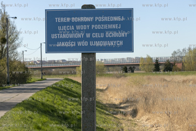 Znak informujący o terenie ochrony ujęcia wody podziemnej...