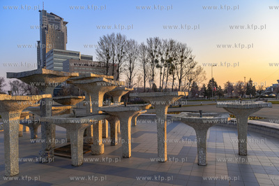 Gdynia. Skwer Kościuszki o poranku. Nz. Fontanna....