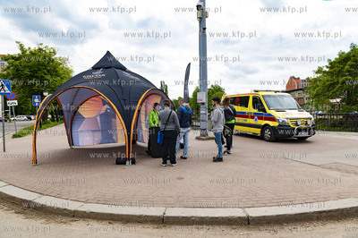 Kibice Manchester United i Villarreal CF spacerujący...