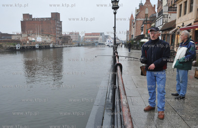 Gdansk. Wedkowanie na Dlugim Pobrzezu. 05.11.2009 fot....