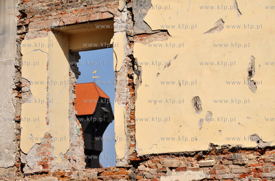 Gdansk. Wyspa Spichrzow. Nz. Zuraw widziany przez ruiny...