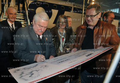 Uroczystosc powitania 2 milionowego pasazera na lotnisku...