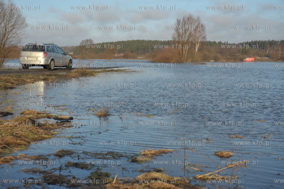 Wezbrane wody rzeki Radunia spowodowaly podtopienia...