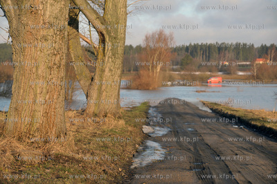 Wezbrane wody rzeki Radunia spowodowaly podtopienia...