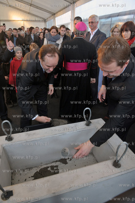 Uroczyste poswiecenie i wmurowanie kamienia wegielnego...