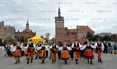 Gdansk. Targ weglowy. I Miejski Polonez Maturzystow....
