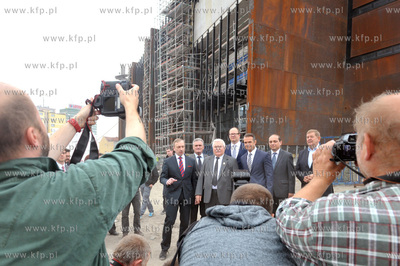 Lech Walesa na budowie ECS. Bylemu prezydentowi towarzyszyli...