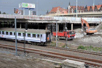 Wyburzanie fragmentu wiaduktu na ul. Armii Krajowej...