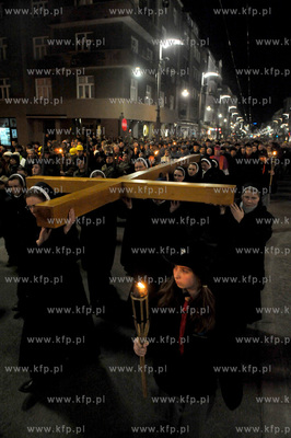 Droga Krzyzowa na ul. Swietojanskiej w Gdyni. 11.04.2014...