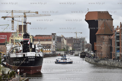 Gdańsk. Motława.  Widok na statek muzeum Sołdek...
