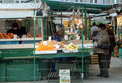 Stragany z owocami przy Hali Targowej w Gdansku. 27.01.2005...