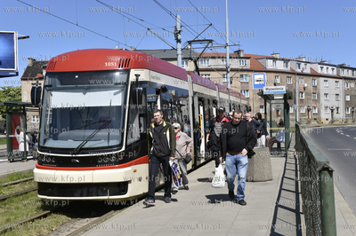 Gdańsk Nowy Port. Tramwaj i przystanek tramwajowy...