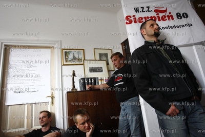 Gdansk. Grupa kilkuosobowa zwiazkowcow Sierpnia 80...