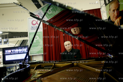 Gdansk. Centrum handlowe Alfa Centrum. Niezwykla probe...