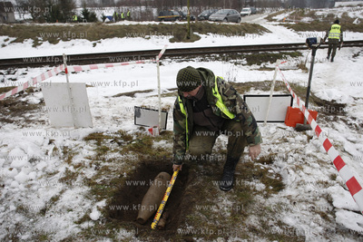 Rebiechowo. Saperzy przygotowujacy teren pod budowe...