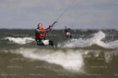 Gdansk Brzezno. Silny wiatr, duza fala to wymarzone...