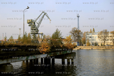 Stocznia Gdansk. Na drugim planie Wyspa Ostrow gdzie...