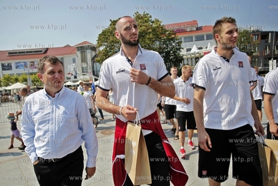 Koszykarze reprezentacji Polski w koszykowce z Marcinem...