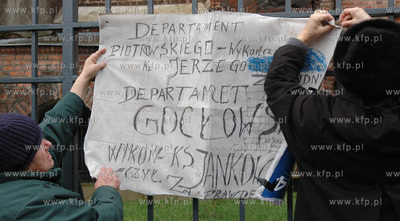 Wierni z kosciola sw. Brygidy w Gdansku wywiesili transparenty...