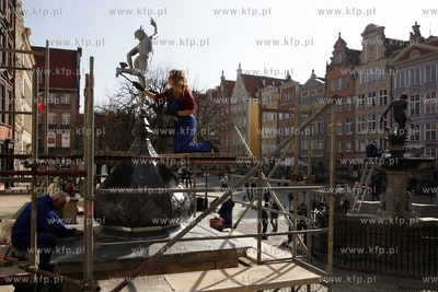 Montaz odrestaurowanej figury Hermesa na na przedprozu...