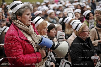 Protest pielegniarek i poloznych pod Urzedem Marszalkowskim...