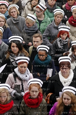 Protest pielegniarek i poloznych pod Urzedem Marszalkowskim...