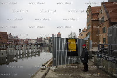 Budowa zwodzonej kładki dla pieszych nad Motławą...