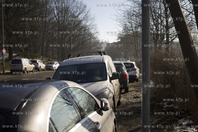 Zaparkowane auta przy al. Legionów w Gdyni.
15.02.2017
fot....