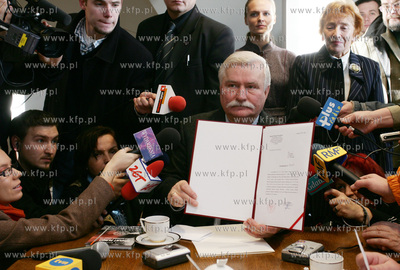 Status pokrzywdzonego przez sluzby specjalne PRL otrzymal...