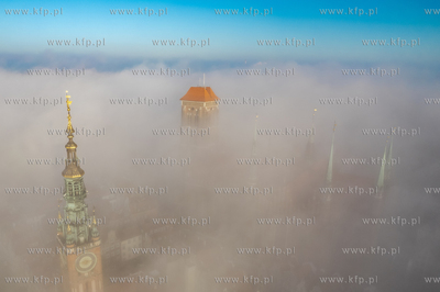 Jesienna mgła o poranku w Gdańsku. Wieże Ratusza...