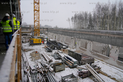 Piecki - Migowo. Zawieszenie wiechy na budowanej szkole...