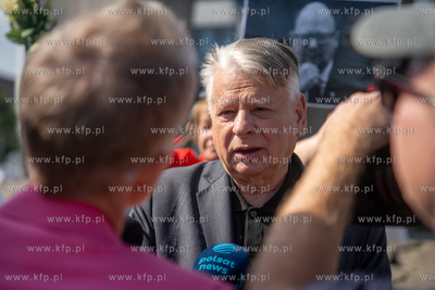 Gdańsk. Plac Solidarności. Symboliczne otwarcie bramy...