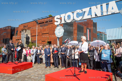 Gdańsk. Plac Solidarności. Symboliczne otwarcie bramy...