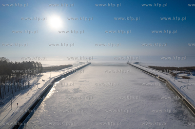 Zima na Mierzei Wiślanej. Zamarznięty Kanał przez...