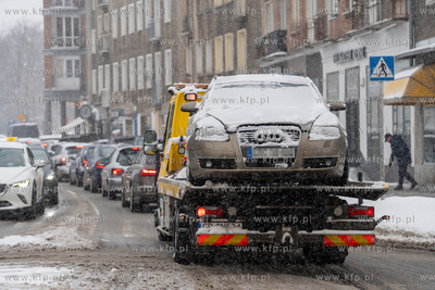 Intensywne opady śniegu w Gdańsku. Laweta z uszkodzonym...