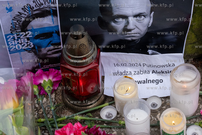 Kwiaty i znicze  po śmierci Aleksieja Nawalnego pod...